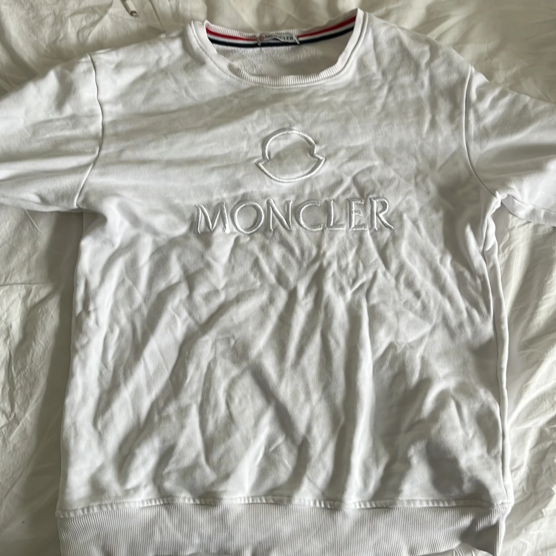 Vit Moncler sweatshirt med broderad logga