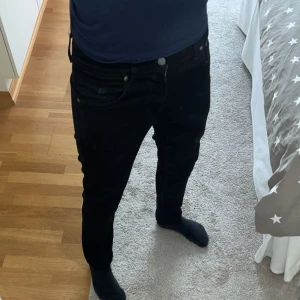 Svarta jeans från Nudie Jeans - Säljer ett par svarta jeans från Nudie Jeans. Lägg gärna prisförslag!!!