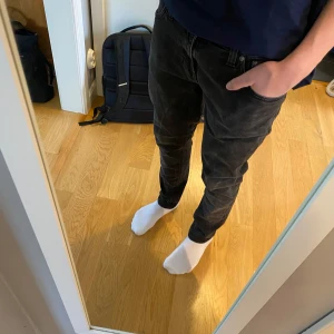 Mörkgrå Nudie Jeans - Säljer nu ett par riktigt snygga Mörkgrå Nudie Jeans🤩Jeansen är väl omhändertagna och det finns inga defekter💯🥳Modellen är skinny Lin men de sitter slim (som man kan se på bilden)👍🤩 Säljer dem för endast 400kr men priset går att diskuteras vid snabb affär💰Vid frågor och funderingar är det bara att skriva📱✉️