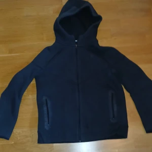 Svart nike tech - Säljer svart nike tech som vuxit ur                                                        Pris kan diskuteras