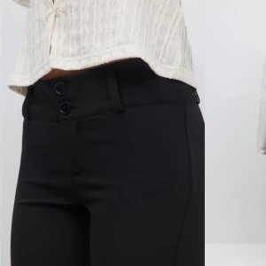 Y2k bootcut trousers - Svarta bootcut kostymbyxor med fickor bak, pris kan diskuteras.
