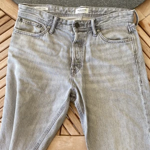 Ljusgrå/ljusblå jeans från Jack&Jones  - Säljer ett par ljusgrå jeans från jack&Jones med passform loose/chris som är större i passformen. Samt även ett par ljusblåa relaxed/chris jeans. Dessa är perfekta för en clean och stilren look. Man kan köpa antingen styckvis eller båda samtidigt för ett billigare pris. 150kr för ett par eller 250kr för båda tillsammans.
