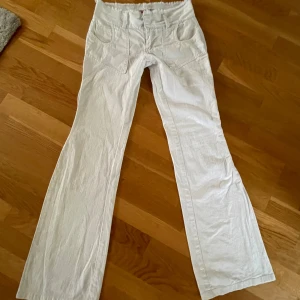 Vita bootcut jeans - Säljer dessa vita coola bootcut jeans med snygga detaljer som inte går att köpa längre💗