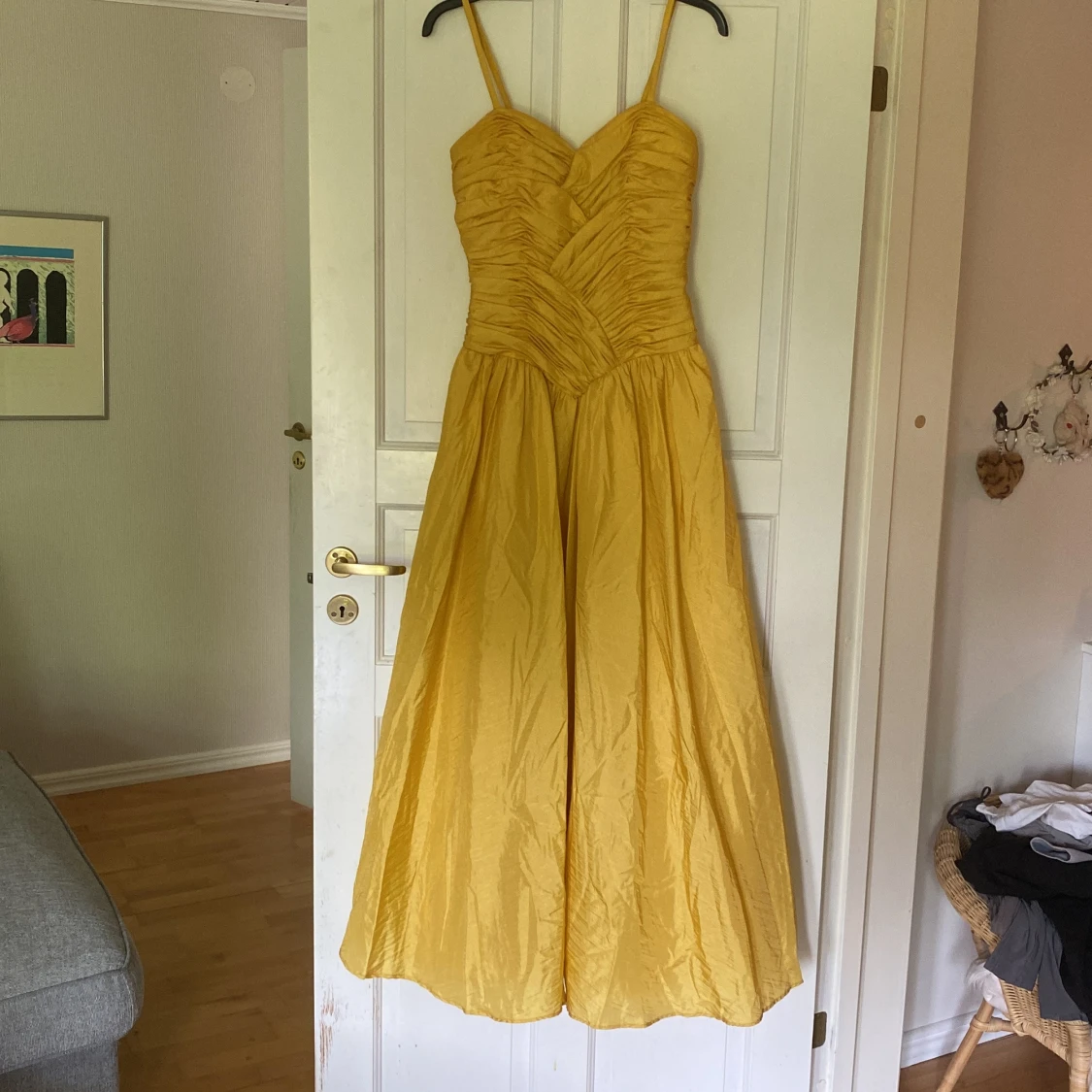 Gul långklänning med draperad överdel - 4