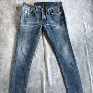 Dondup George  - Säljer nu ett par riktigt snygga jeans från dondup i modellen George. Skicket är som nytt. Hör av dig vid fler frågor och funderingar!!