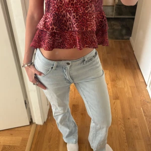 Ljusblå lågmidjade jeans - ljusblå jeans med låg midja, storlek L men passar mig som brukar ha s/m i jeans, är 177