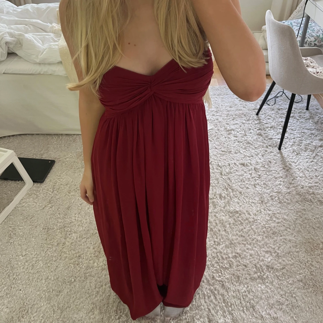 Vinröd bandeu balklänning