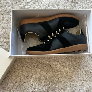 Maison margiela - Säljer ett par as feta svarta Maison margielas i storlek 42. Ruggigt bra skick och är perfekta t sommaren nu. Om ni har fler frågor är de bara att höra av sig!✌️😎