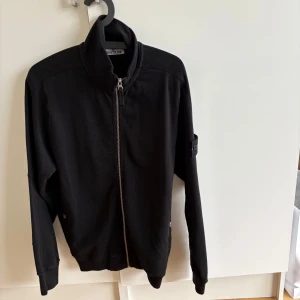 Stone Island tröja - Denna tröja är köpt på nk hemsida förra sommaren, aldrig använd. Kvitto finns på mail.