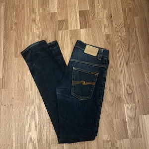 Nudie jeans  - Nudie jeans i okej skick. Synligt använda men och andra sidan tycker jag att det är så nudie jeans bör se ut. De har mindre defekter och är i slim fit