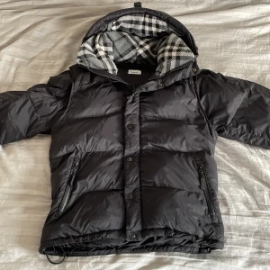 Burberry jacka / väst - Säljer en snygg svart pufferjacka med ett stilrent rutigt foder i grått och vitt. Går att göra om till en väst, kontakta mig för fler bilder och frågor! Passar både M och L, skickar gärna måtten på jackan vid intresse! Sänker pris till snabbt köp 😁