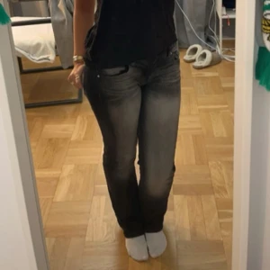 Svarta bootcut jeans - Säljer ett par svarta bootcut jeans med lätt urtvättad look. 