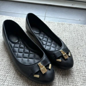 Ballerina skor  - Säljer ett par svarta ballerinaskor från Michael Kors. Superfina detaljer samtidigt som de är eleganta och stilrena. Sparsamt använda ✨