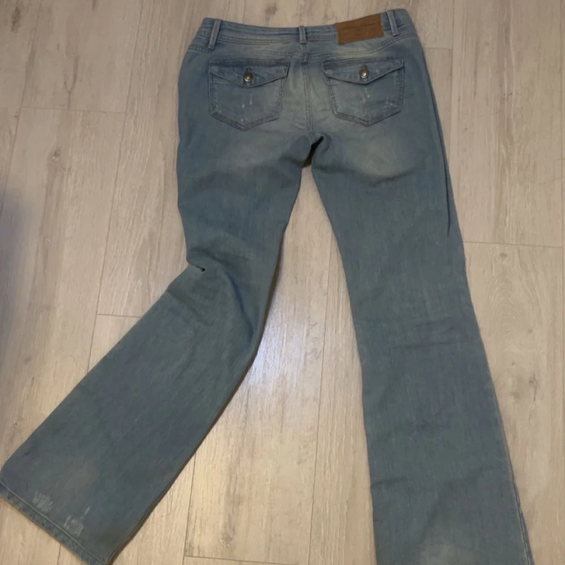 Ljusblå bootcut jeans - 2