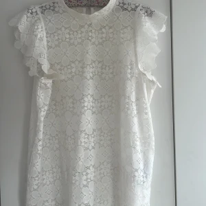 Vit spetblus från Jacqueline de Yong - Säljer en vit gullig och fin spetsblus i bra skick lite smutsig på kragen men annars väldigt bra skick💕 fin på sommaren