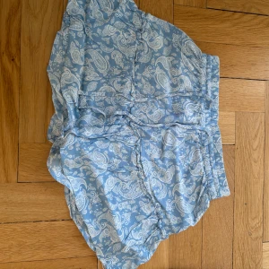 Volangkjol Zara  - Säljer nu denna volangkjol från Zara! Den har inbyggda shorts med samma mönster så de är perfekta om man är orolig att kjolen ska åka upp❤️