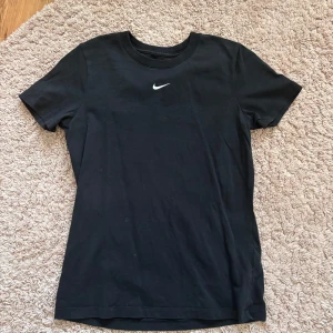 Svart t-shirt från Nike - Säljer en klassisk svart t-shirt från Nike i strl XS💓