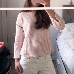 Rosa stickad tröja med broderi - Säljer en söt rosa stickad tröja med coolt broderi på ryggen från Odd Molly. Så snygg 