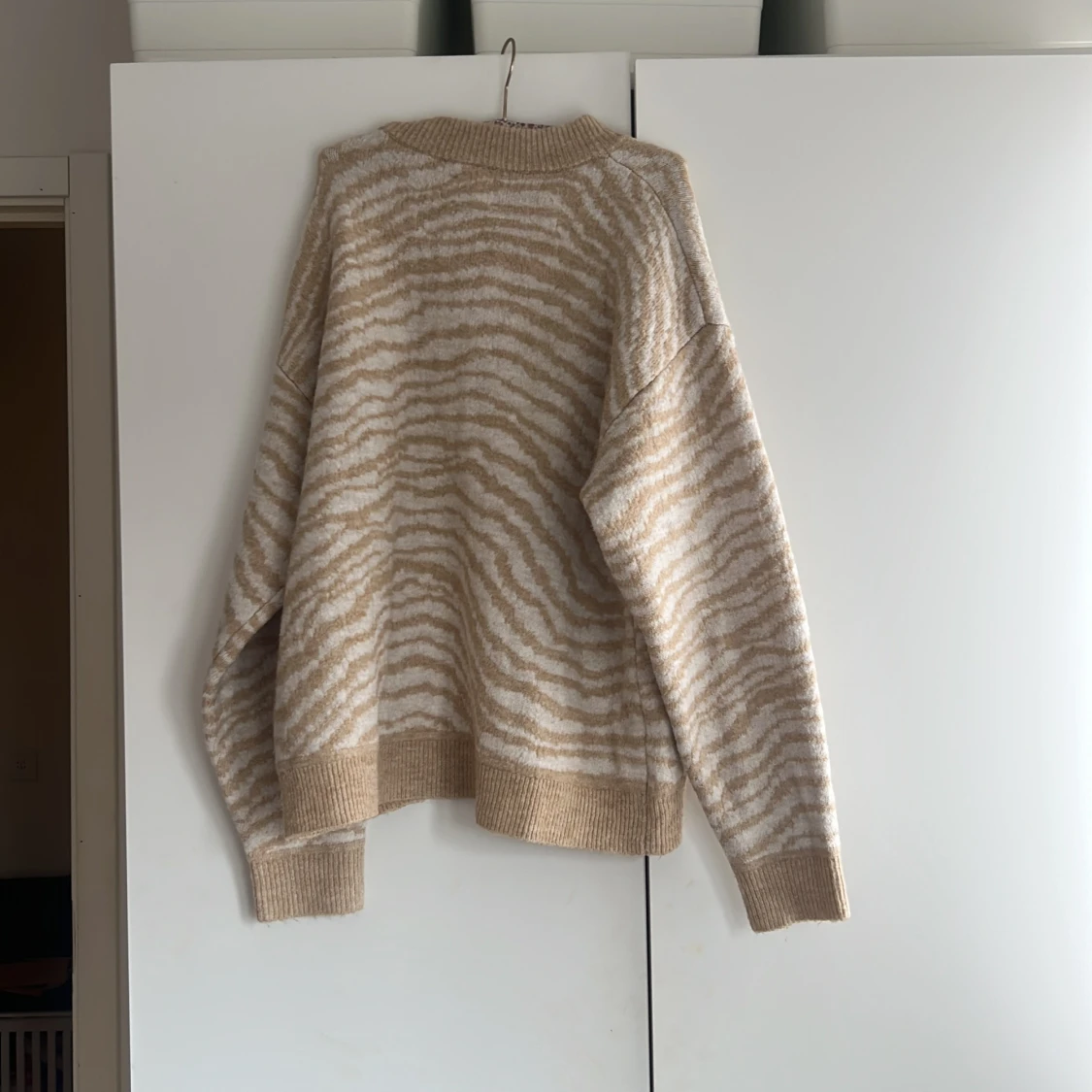 Beige och vit tröja från ASOS DESIGN - 1
