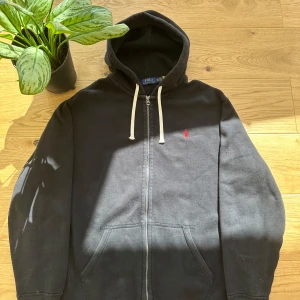 Polo ralph lauren  - Fin hoddie nästan helt nu. Storlek: XXL, Skick: nästan helt nu inga skador eller solblekt. Skickas samma dag elller dagen efter. Har ni frågor så är det bara till att ställa dom kan lösa fler bilder eller mått på tröjan. Lägg gärna bud om ni har tur så kanske ni får det för det ni budar😀