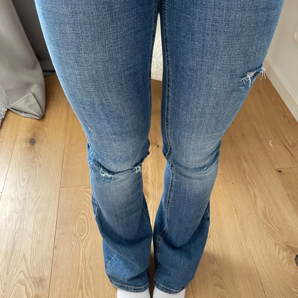 Snygga blå bootcut jeans med slitningar på låren och knäna. Använd 1-2 gånger super bra skick .. Farkut & Housut.