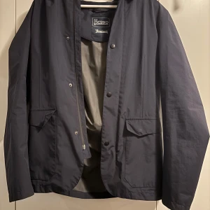 Herno Laminar windbreaker S - Herno windbreaker i storlek S. I stort sett aldrig använd så som ny. Gore-tex. Färg mörkblå.