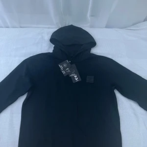 Hummel hoodie  - Säljer en helt ny Hummel hoodie som aldrig använts köpte för 379 är en riktigt skön hoodie när jag testade den och är perfekt om man ska träna eller en soft hoodie den är bra till allt helt enkelt, skriv om funderingar eller priset  vill få den såld för jag inte gillar den. Tröjan är 176 sitter som S och M 