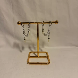 Örhängen  - Modell 162: Superfina örhängen  Finns i Guld/Silver 129kr/st  Eller 249kr/Paret Modell 162