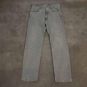 Grå jeansb från G-Star RAW - Snygga grå jeansbyxor från G-Star RAW, modell Type 49. De har en relaxed straight passform och klassisk femficksdesign. Perfekta för en avslappnad stil. Storlek 31/32