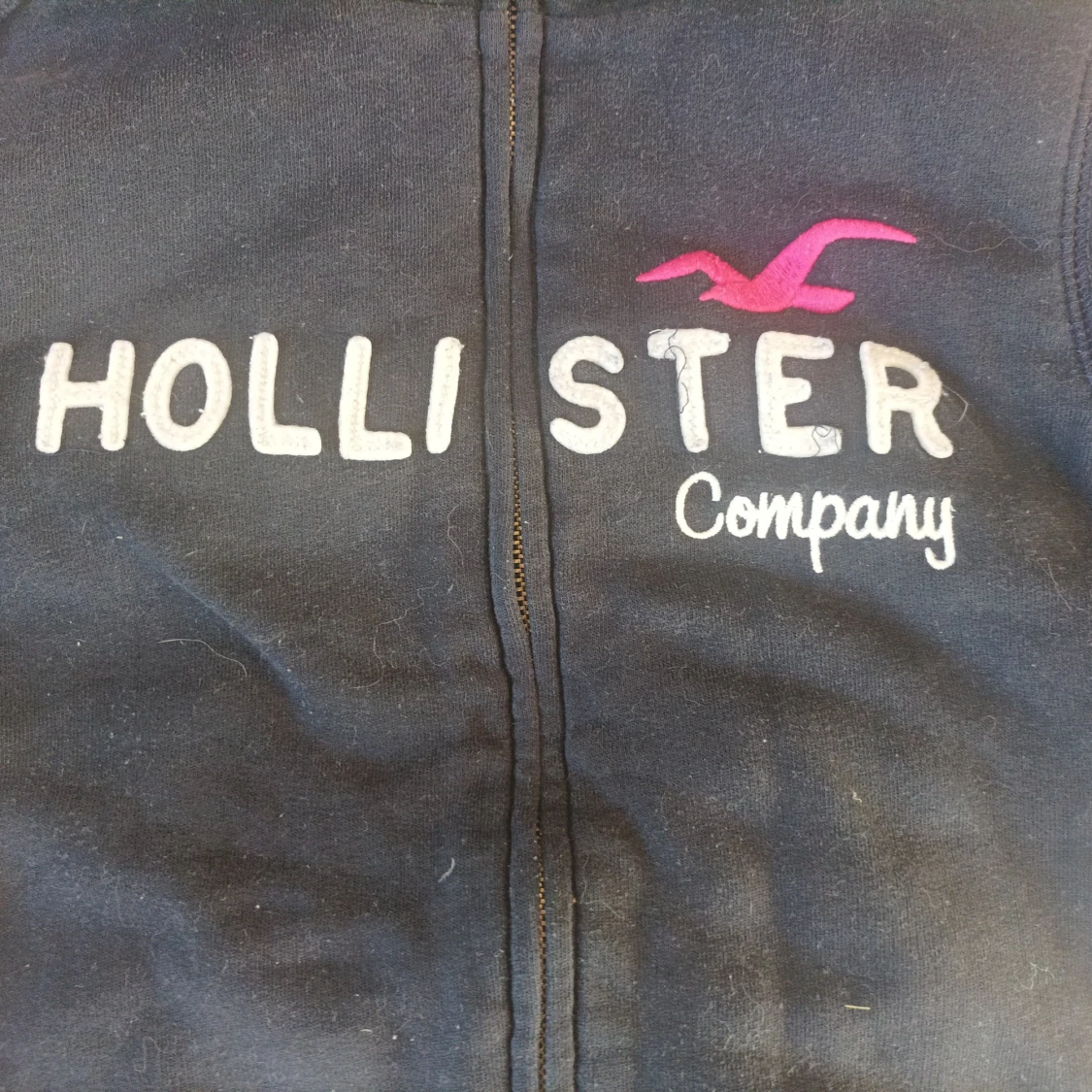 Svart hoodie från Hollister - 3