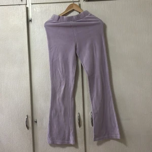 Ljuslila mjukisbyxor från Cubus  - Säljer ett par ljuslila mjukisbyxor från Cubus. Byxorna har en bekväm passform med elastisk midja och är tillverkade i ett mjukt material. Perfekta för en avslappnad stil.