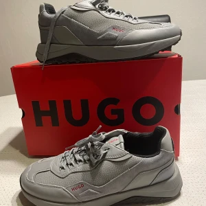 Grå sneakers från Hugo - Snygga grå sneakers från Hugo med en modern design. Helt nya, testade endast! Säljer pågrund av jag ska flytta och har aldrig haft chansen att använda dom🤝
