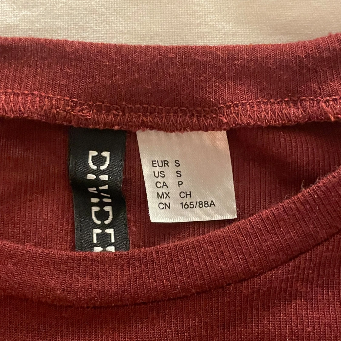 Vinröd t-shirt från Divided - 2