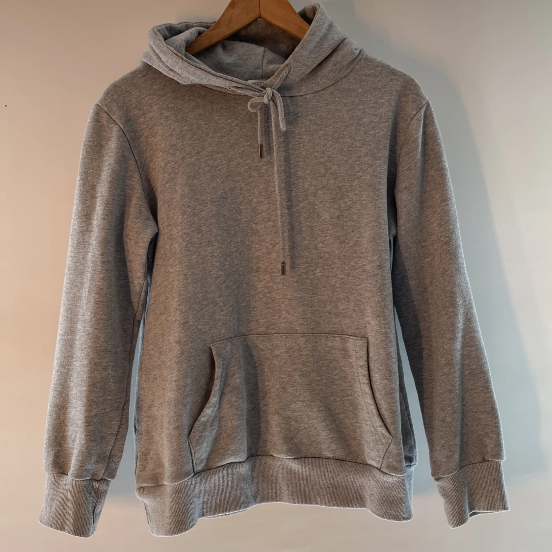 Grå hoodie med paljettvingar från Moocci - 1