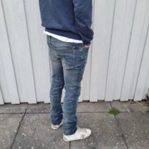 Blå jeansbyxor - Nudie jeans - modell: Tube tom - storlek m: W31/L34( sitter som L32) - skick 9/10 - Nypris runt 2000kr
