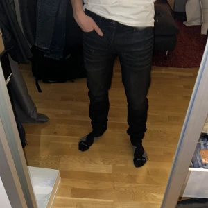 Svarta jeans från Jack & Jones - Snygga svarta jeans från Jack & Jones. De har en normal passform och är perfekta för en stilren look. Använda bara ett fåtal gånger då de var lite långs för mig.