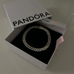 Pandora Timeless Armband - Timeless pavéglittrande kedjearmband från Pandora. Köpt för 2300kr. Väl omhändertagen. S925 ALE, storlek 18.
