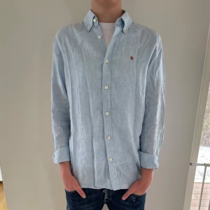 Morris linneskjorta  - Morris linneskjorta i ljusblå färg och storlek S, skriv för fler bilder/frågor🙌🏼