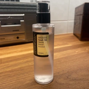 COSRX Advanced Snail 96 Mucin Power Essence - Säljer en flaska COSRX Advanced Snail 96 Mucin Power Essence. Innehåller 96% snigelsekretfiltrat som hjälper huden att behålla fukt och hålla sig mjuk och frisk. Perfekt för att återfukta och vårda huden efter rengöring och toning. Använd två gånger så typ 4 pump. Har tyvärr inte förpackningen kvar men ser till att frakta och packa flaskan så säkert som möjligt ❤️