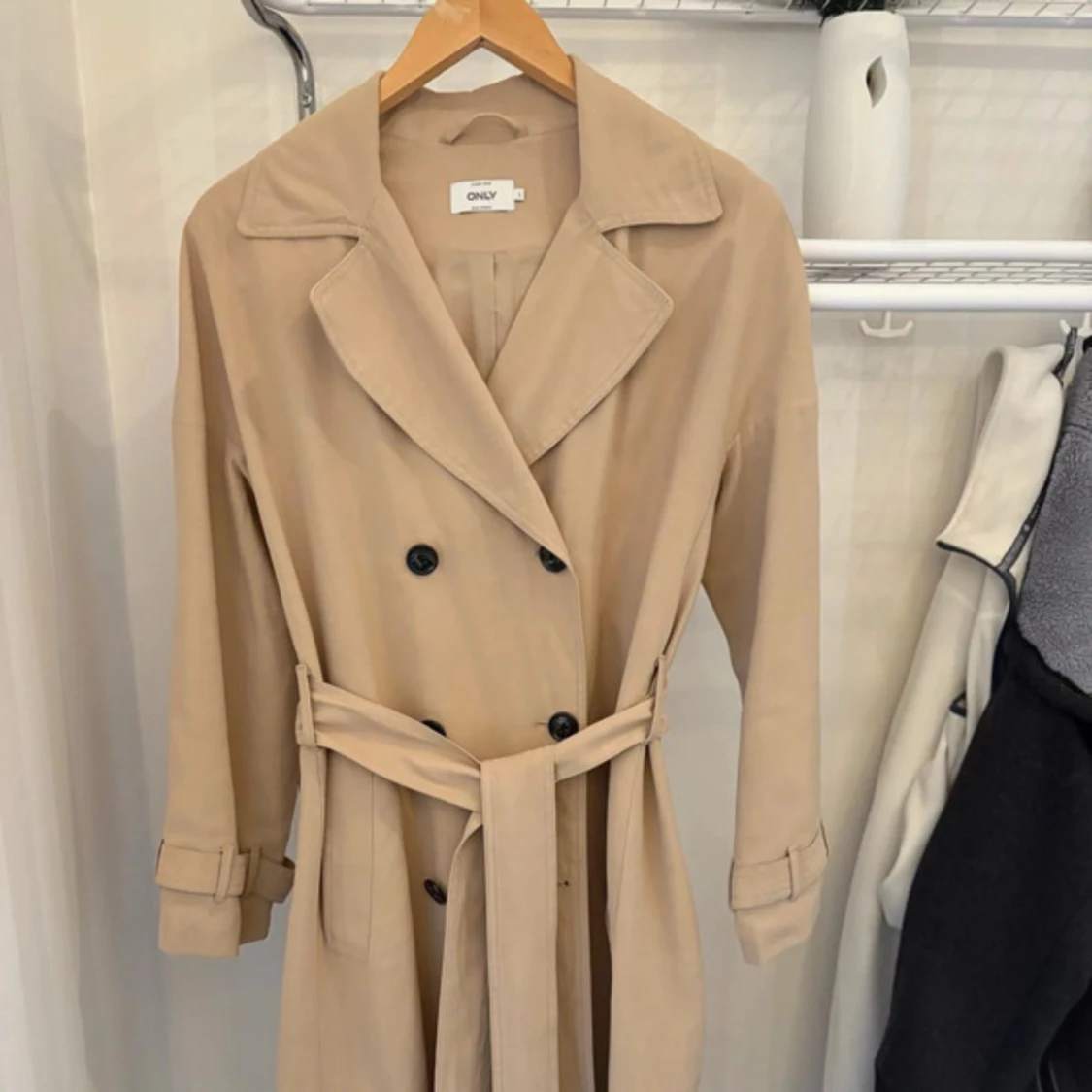 Beige trenchcoat från ONLY