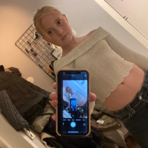 Tröja! Från DIVIDED  Hmd ungdoms märke! - En hyfsat ny tröja från DIVEED hm ungdoms märke⚡️den kliar inget vilket är skönt. Lite utsväng u armarna🤩 och en så kallad armless top!❤️ medels mig för flera bilder och pris!❤️❤️