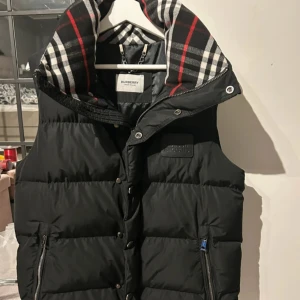 Burberry väst - Snygg svart dunväst från Burberry utan luva. Perfekt nu inför våren