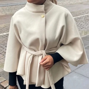 Poncho - Superfin beige poncho från missäy, använd endast en gång så den är i nyskick🤍