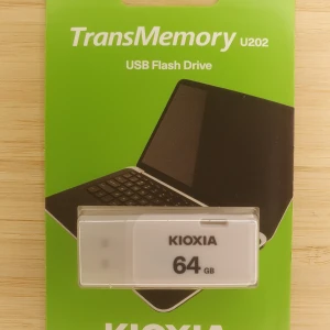 KIOXIA TransMemory U202 USB-minne 64 GB - White - KIOXIA TransMemory U202 USB-minne med 64 GB lagringskapacitet. Kompatibel med USB 2.0 och har en USB Type-A-kontakt. Fungerar med Windows och Mac OS. Perfekt för att lagra och överföra filer enkelt och snabbt.