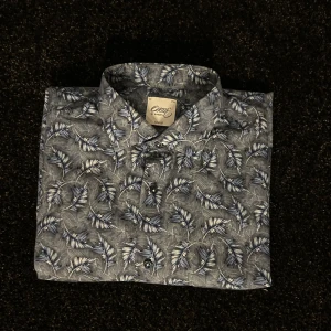 Oscar of Sweden 44 slim  - Säljer denna Oscar of Sweden skjorta i mycket bra skick. Storlek 44 slim fit. Hör gärna av dig vid minsta fundering😊