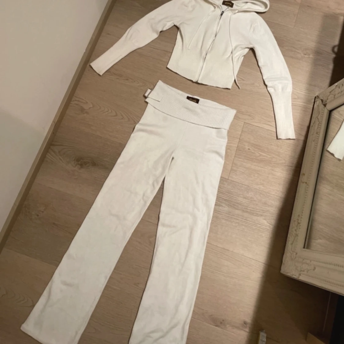 Vit croppad hoodie med byxor - 1