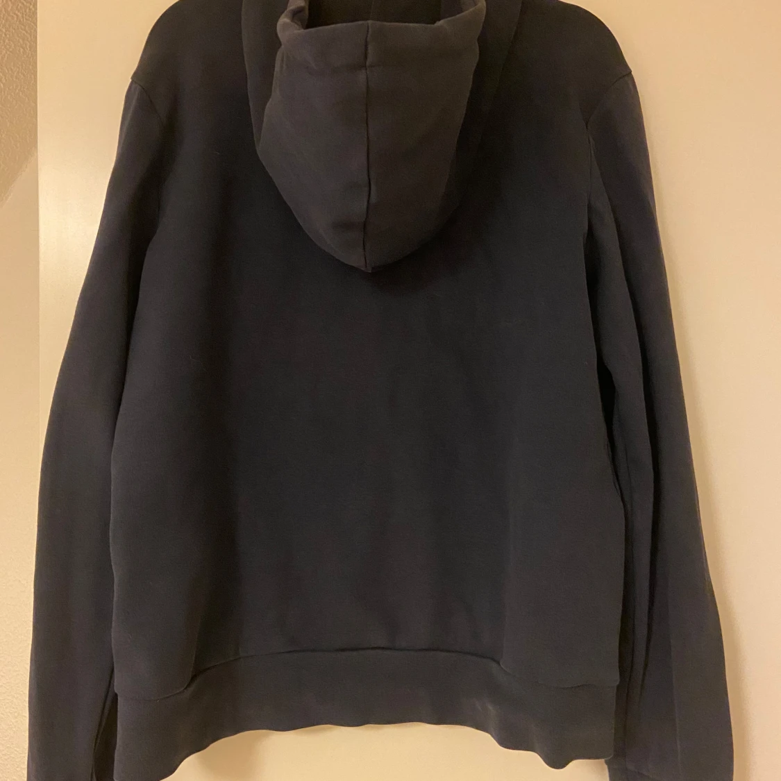 Mörkblå hoodie från SOC - 1