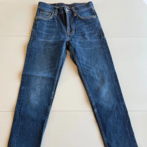 Nudie jeans - Snygga Nudie jeans i mycket bra skick. Modell: Steady Eddie ll. W26 L32. Hör av er vid frågor och funderingar.