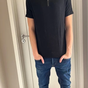 Svart kortärmad t-shirt med dragkedja - Snygg svart t-shirt med korta ärmar. Perfekt för en avslappnad stil. Passar bra till jeans eller shorts. Storlek M men passar även perfekt till S🙌