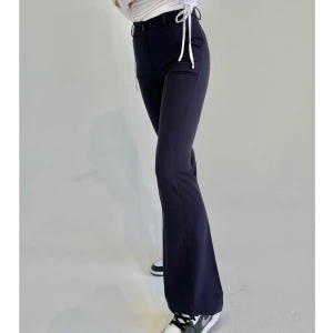 Kostymbyxor - Utsvängda  kostymbyxor från design by si. Mörkblå men ser svarta ut